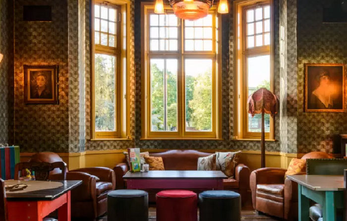 Albero Lounge bay window with seating for 10 and table