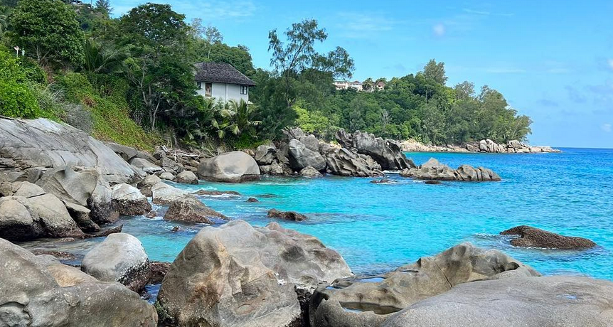 Global Travel Experts rocky coast and turquoise water in the Caribbean